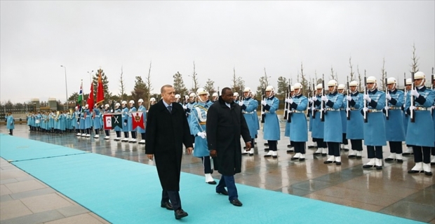 Erdoğan, Gambiya Cumhurbaşkanı resmi törenle karşıladı