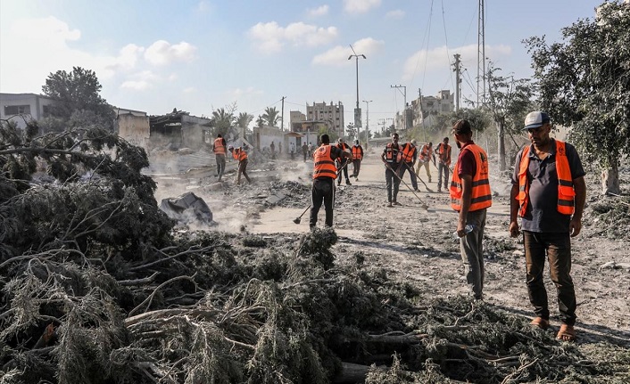 İsrail, Han Yunus'ta binaları bombalayarak yerle bir etti